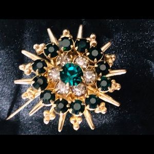 Vintage Broosh Pin 💎Gold tone💎Emerald Crystals